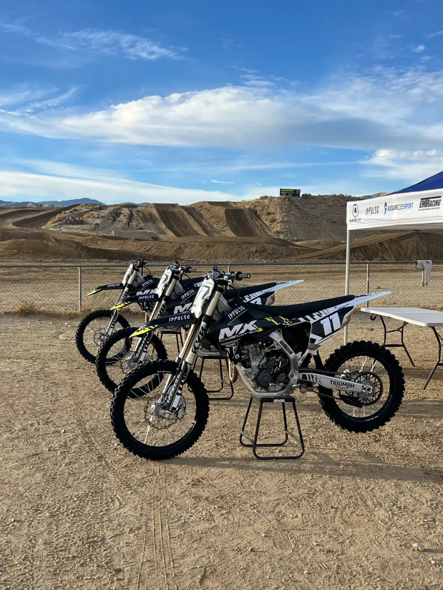 Rider en tenue complète sur circuit