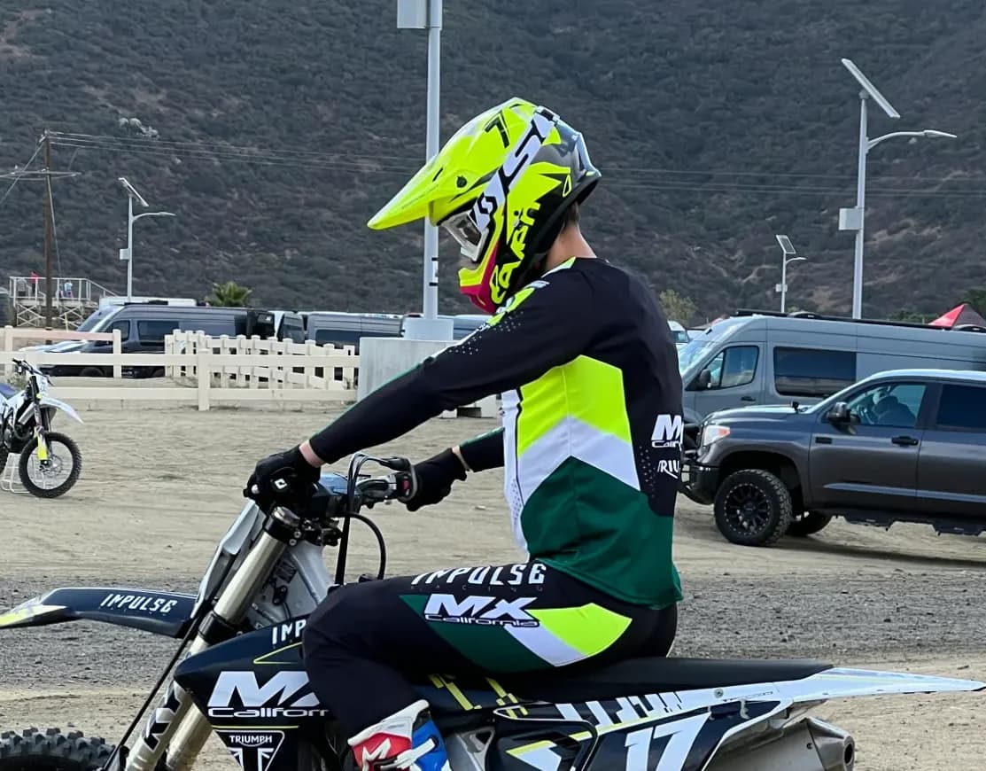 Rider sur sa moto, prêt à s'élancer