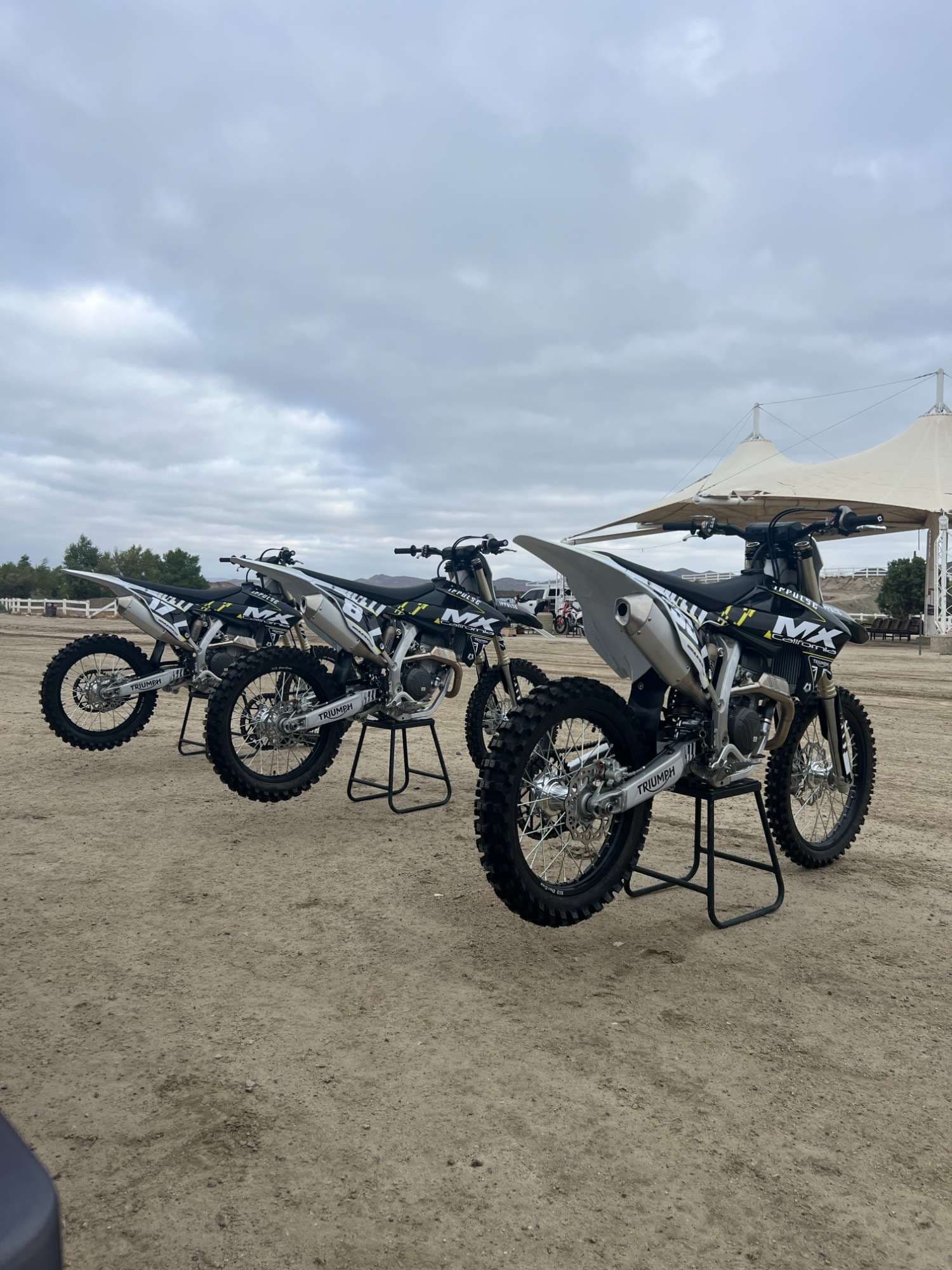 Trois motos MX California prêtes à rouler
