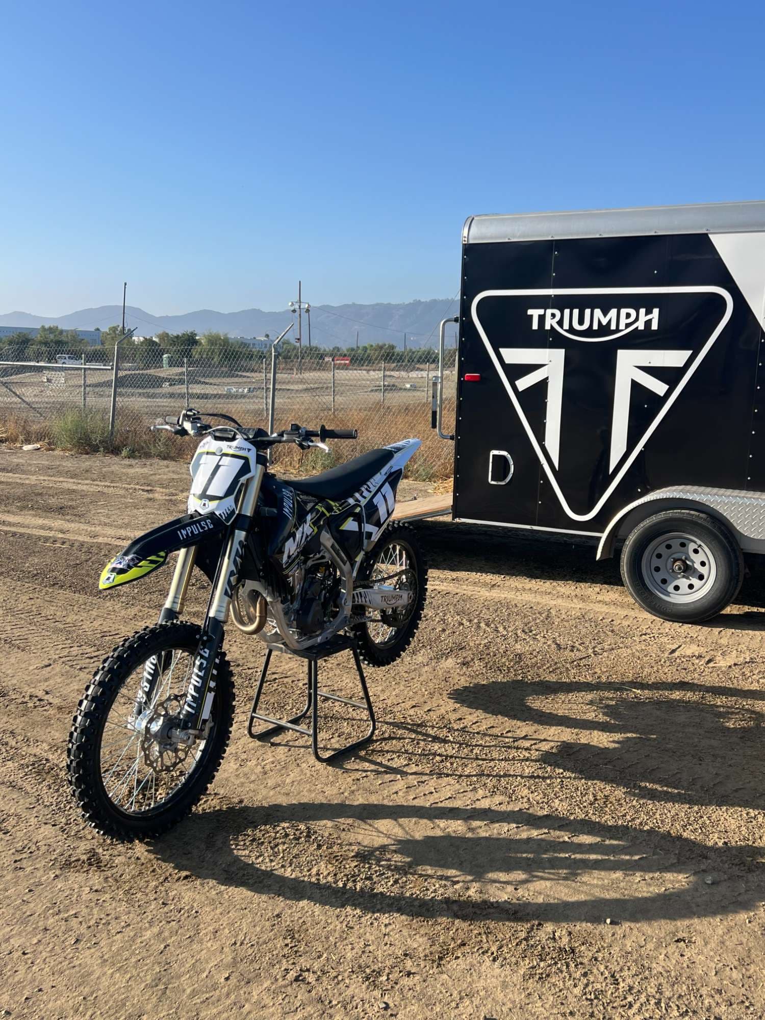 Moto MX California devant la remorque Triumph