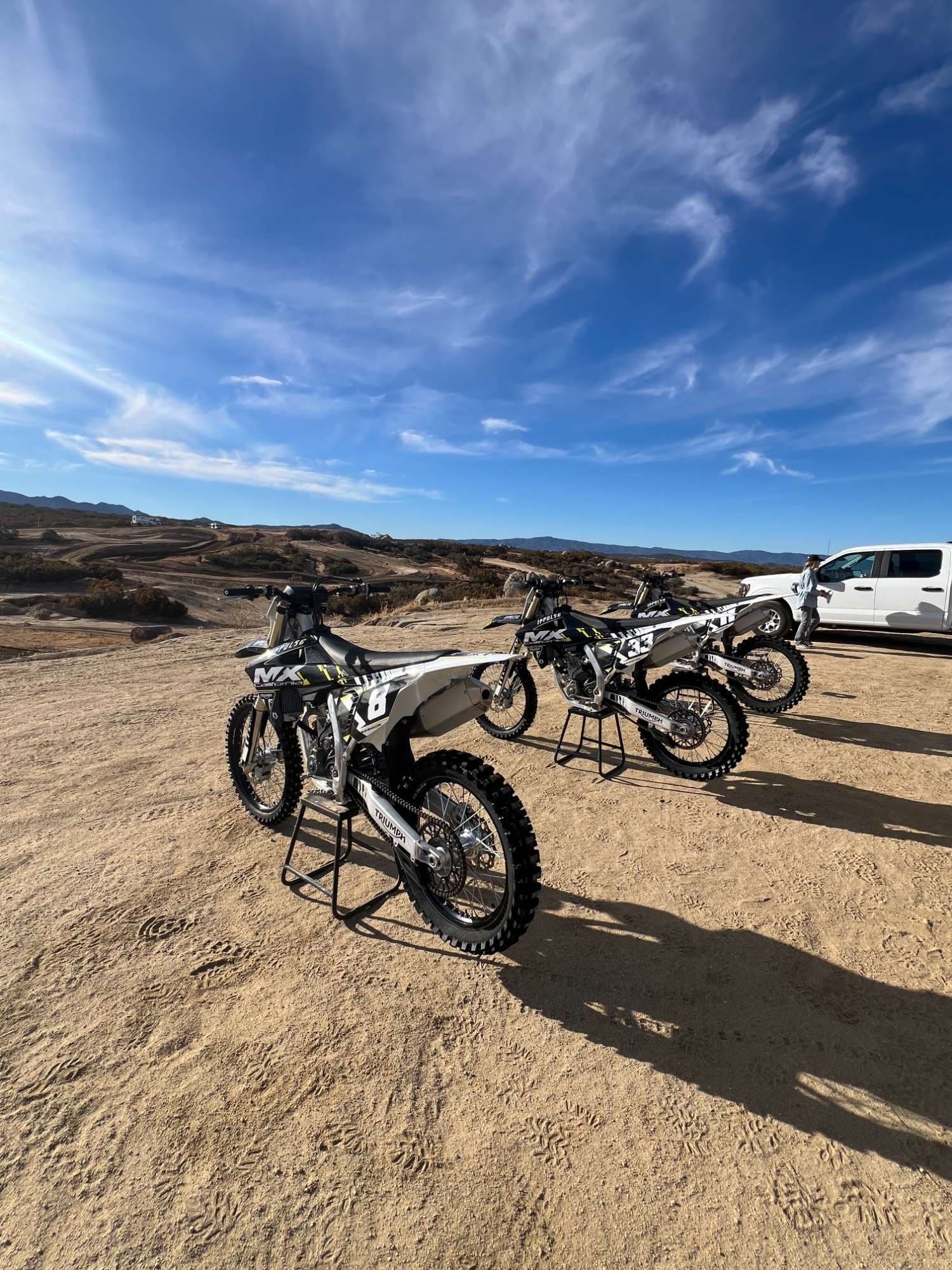 Motos MX California sur les hauteurs, montagnes en fond