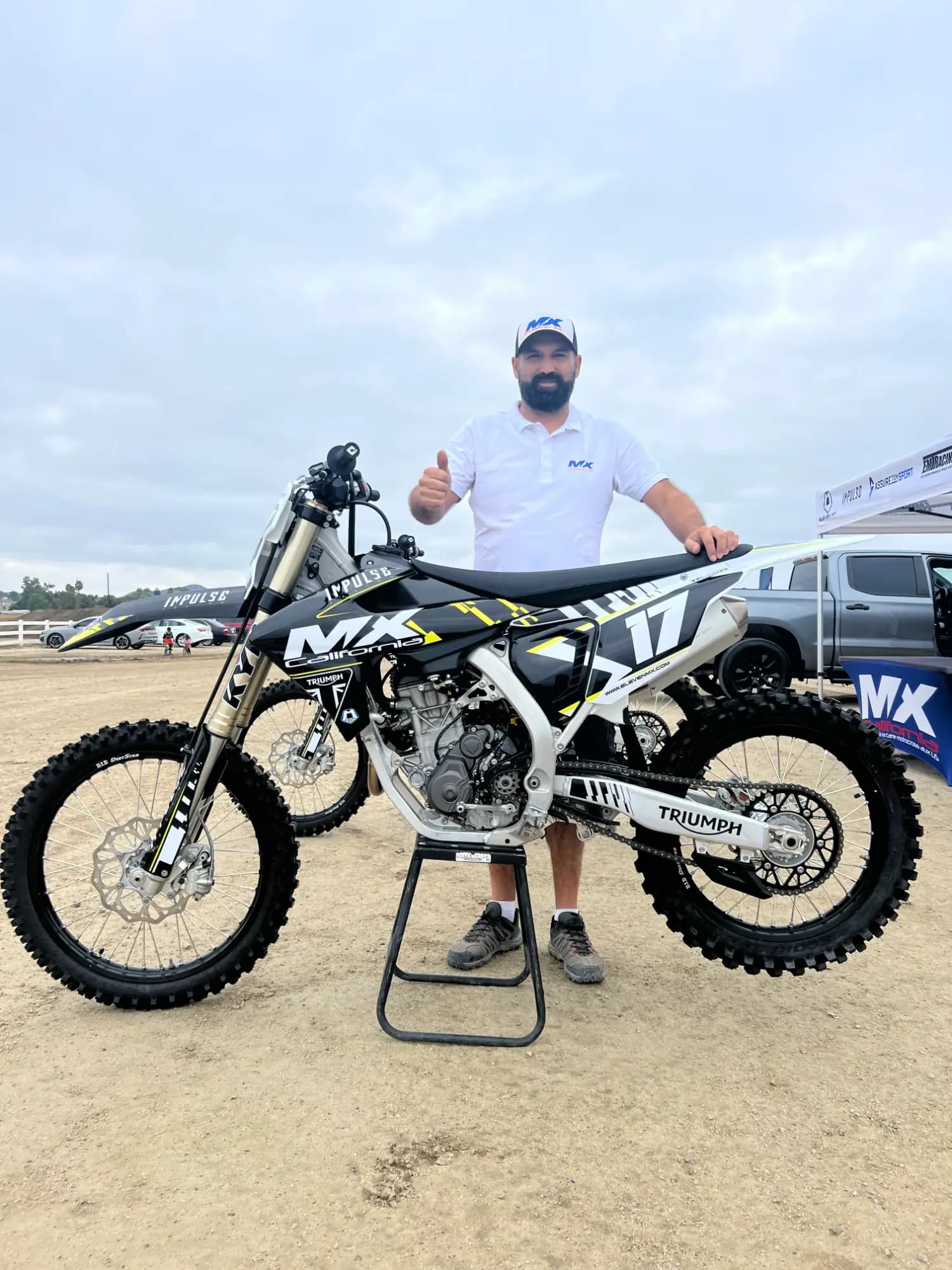 Benoit, cofondateur de MX California, avec l'une des motos de la flotte