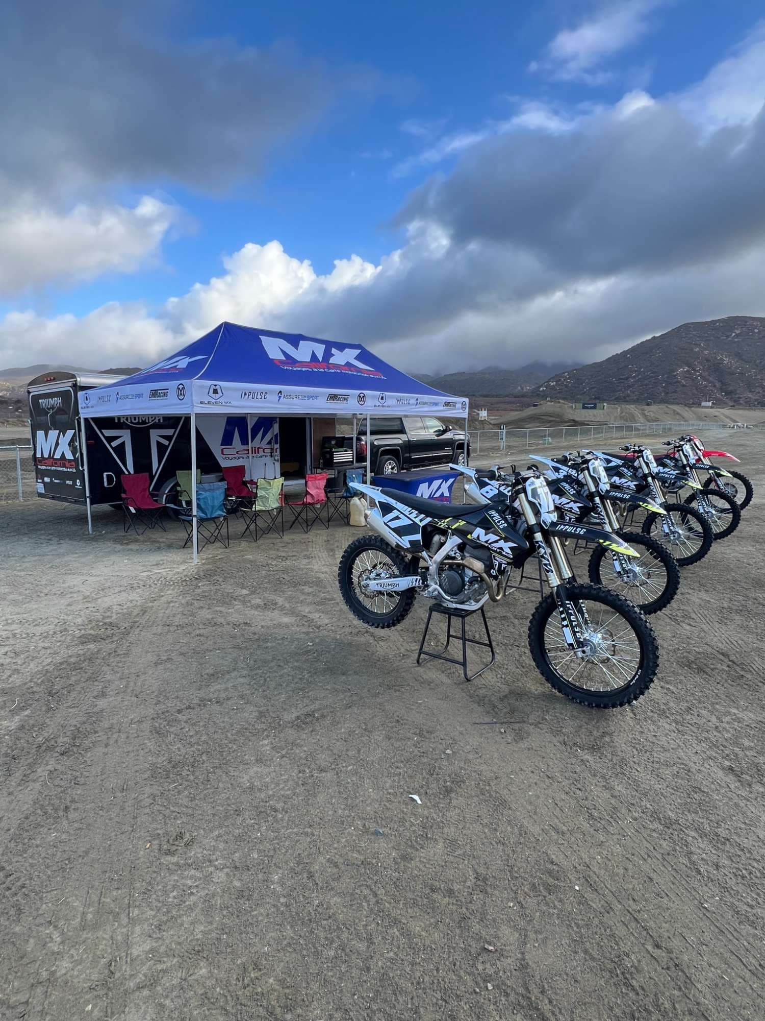 Le camp MX California et sa flotte de motos sur circuit